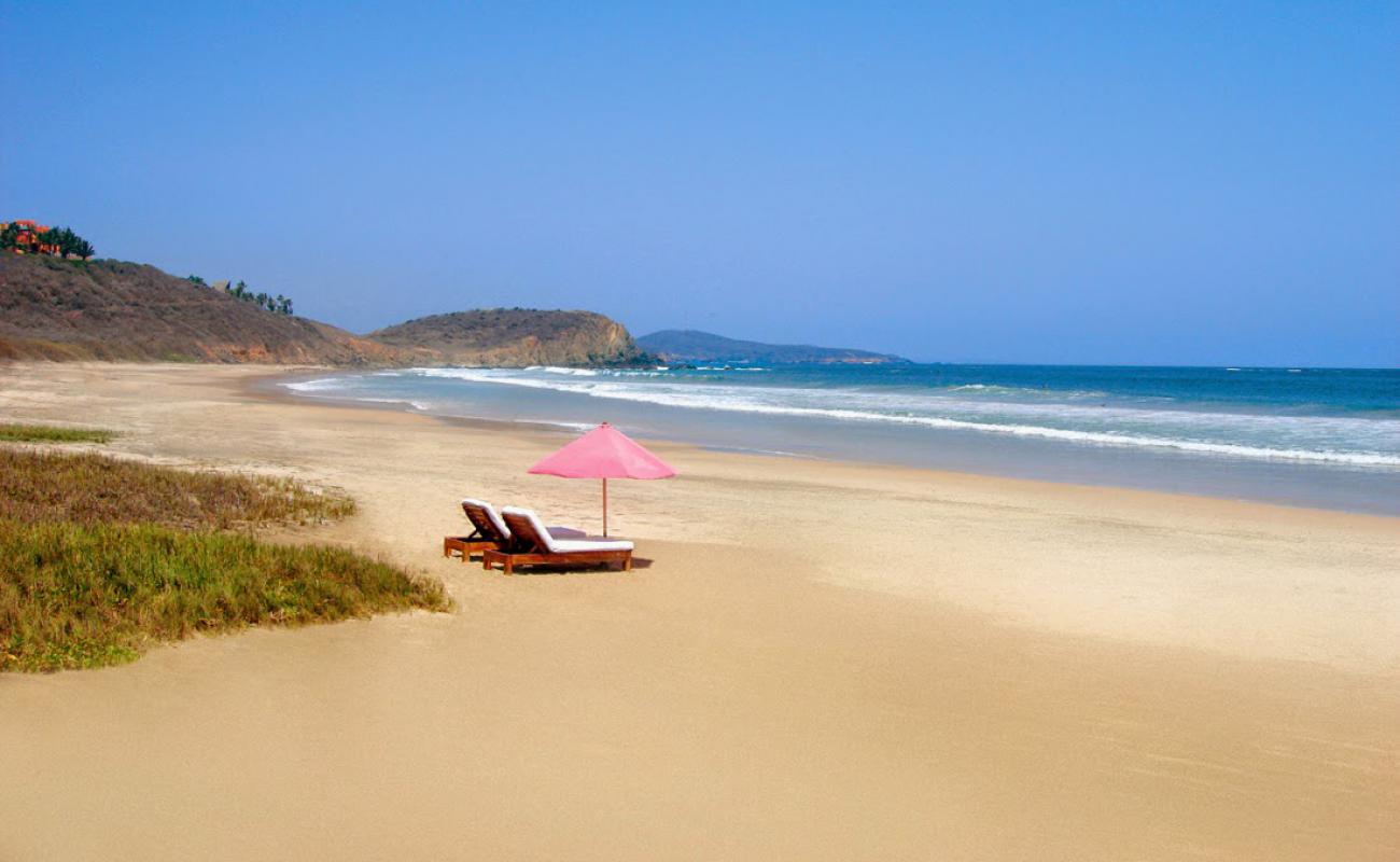 Alamandas beach'in fotoğrafı açık bej kum yüzey ile