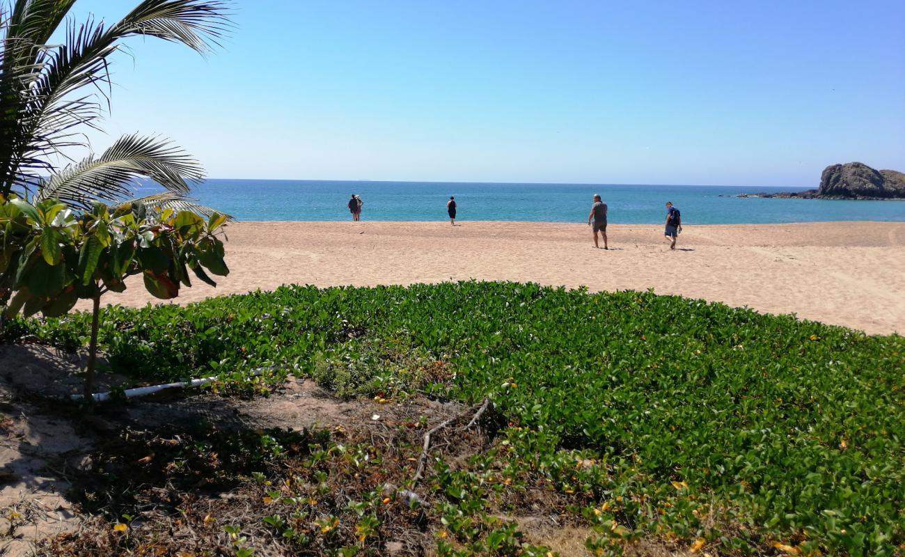 Tecuan beach'in fotoğrafı gri kum yüzey ile