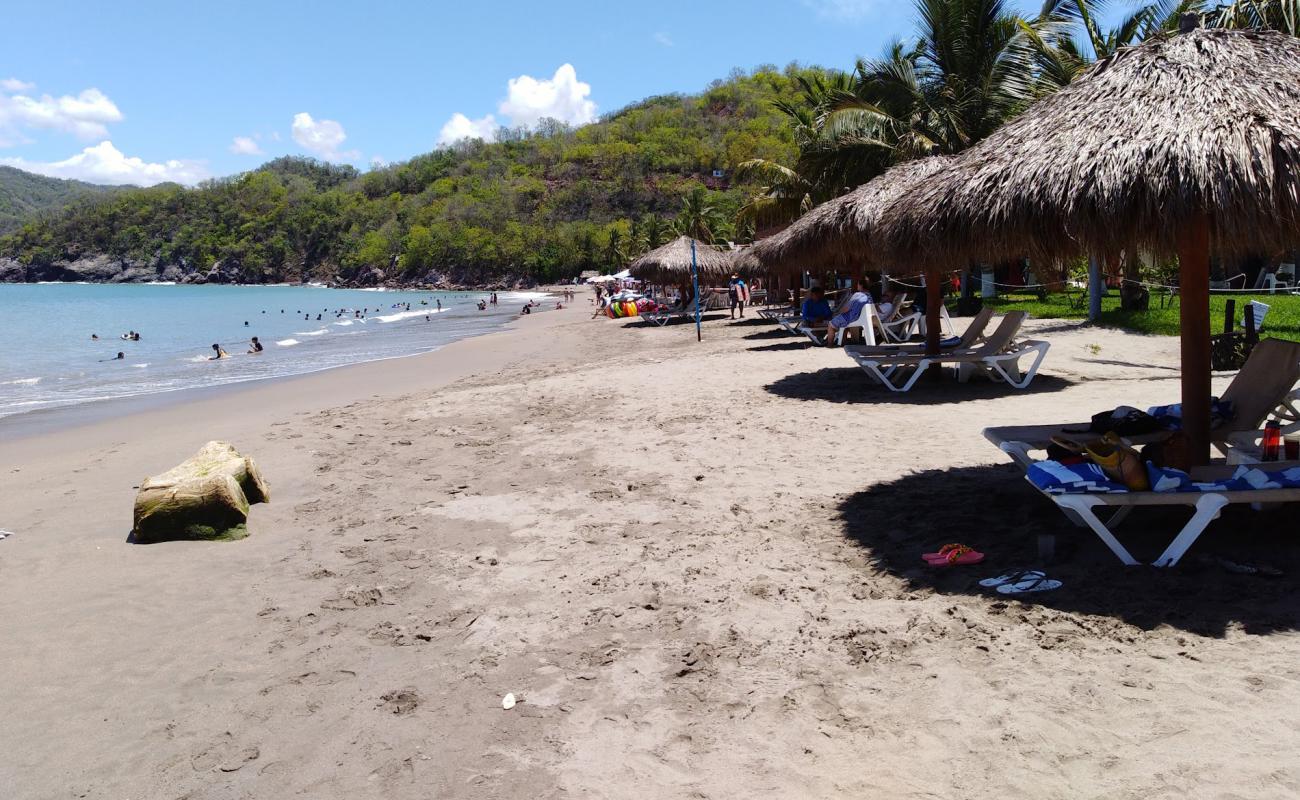 Playa Cuastecomates'in fotoğrafı i̇nce kahverengi kum yüzey ile