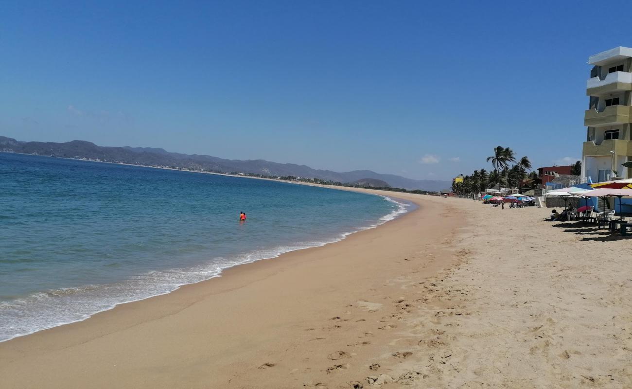 Playa Navidad'in fotoğrafı kahverengi kum yüzey ile