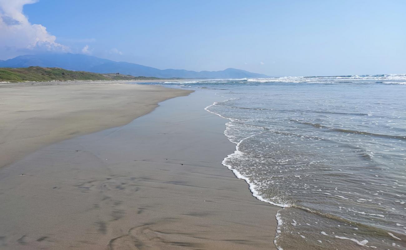 Playa las Brisas'in fotoğrafı kahverengi kum yüzey ile