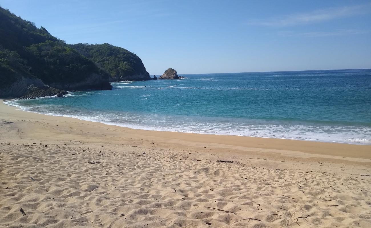 Playa Maruata Viejo'in fotoğrafı parlak kum yüzey ile