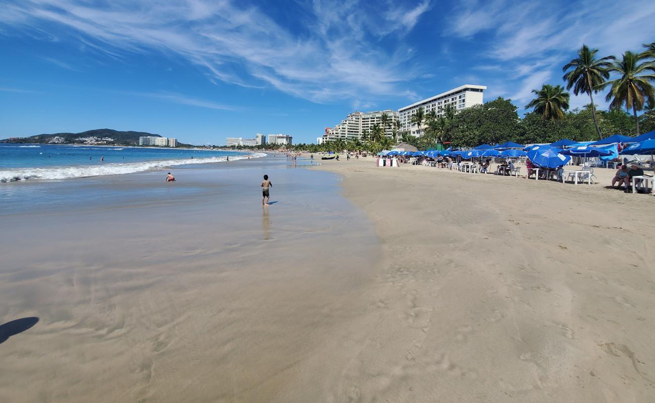 La Cucaracha beach'in fotoğrafı parlak ince kum yüzey ile