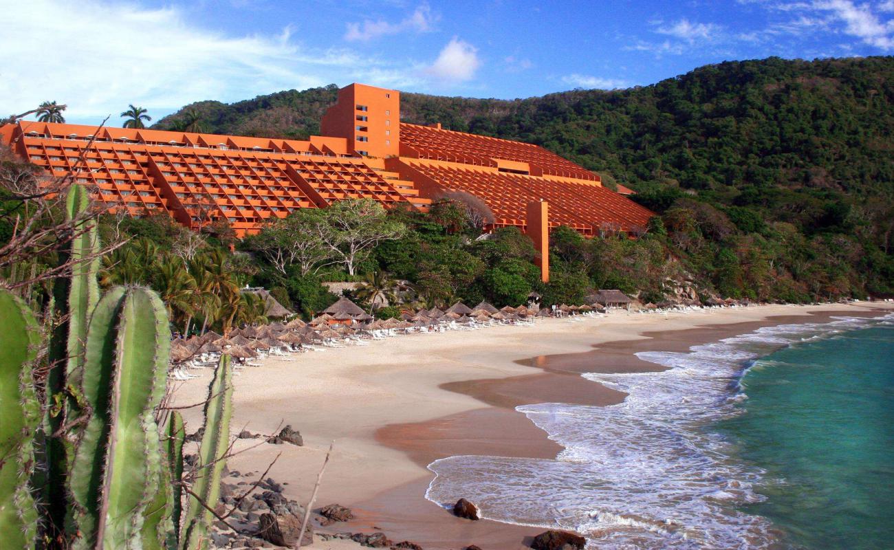 Las Brisas hotel beach'in fotoğrafı i̇nce bej kum yüzey ile
