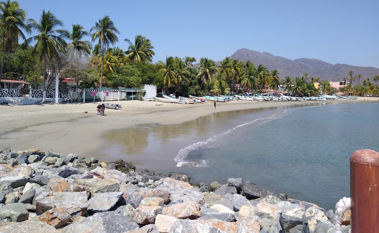 Zihuatanejo beach'in fotoğrafı gri kum yüzey ile