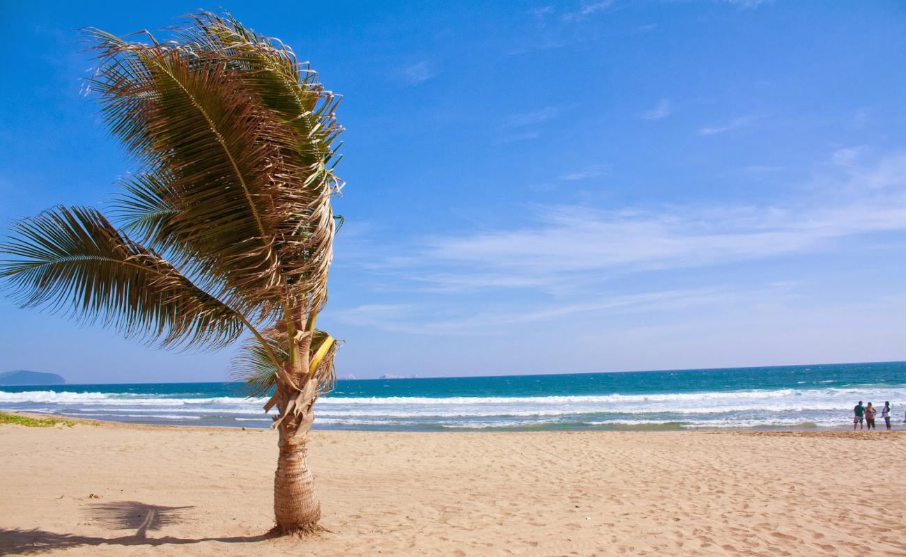 Playa Larga Zihuatanejo'in fotoğrafı i̇nce bej kum yüzey ile