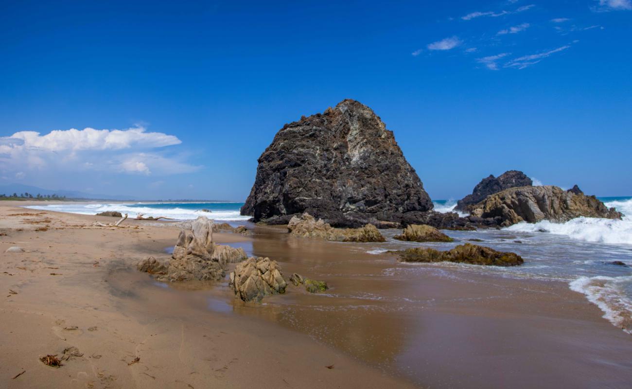 Playa Piedra De Tlacoyunqe'in fotoğrafı açık bej kum yüzey ile