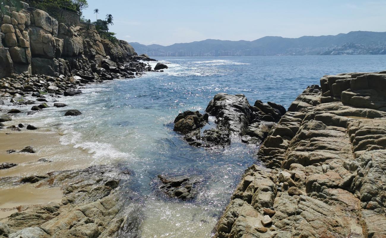 Ensenada de los Presos'in fotoğrafı parlak kum ve kayalar yüzey ile