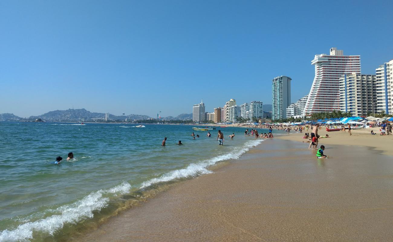 Playa Condesa'in fotoğrafı parlak ince kum yüzey ile