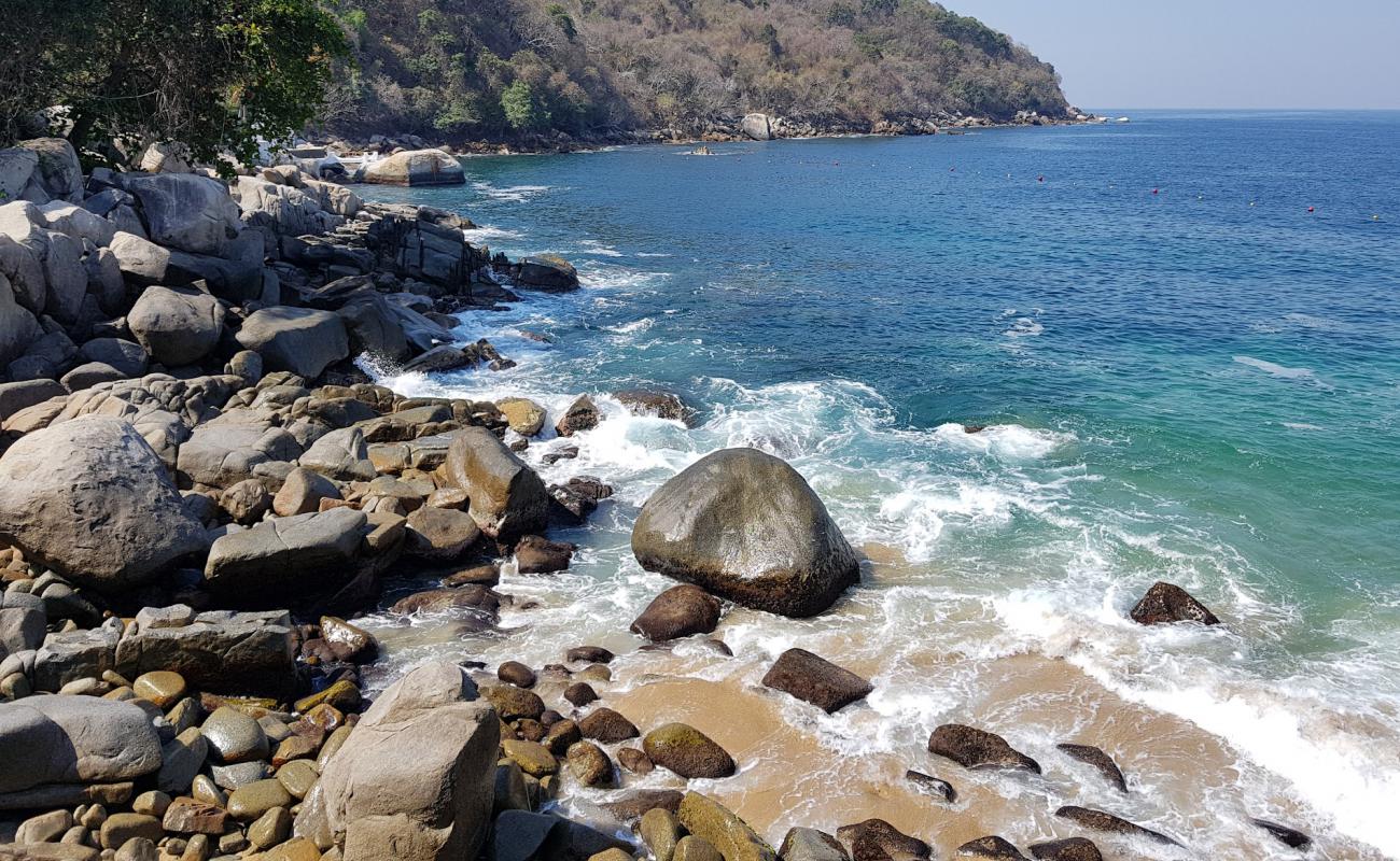 Playa Las Brisas'in fotoğrafı bej kum ve kayalar yüzey ile
