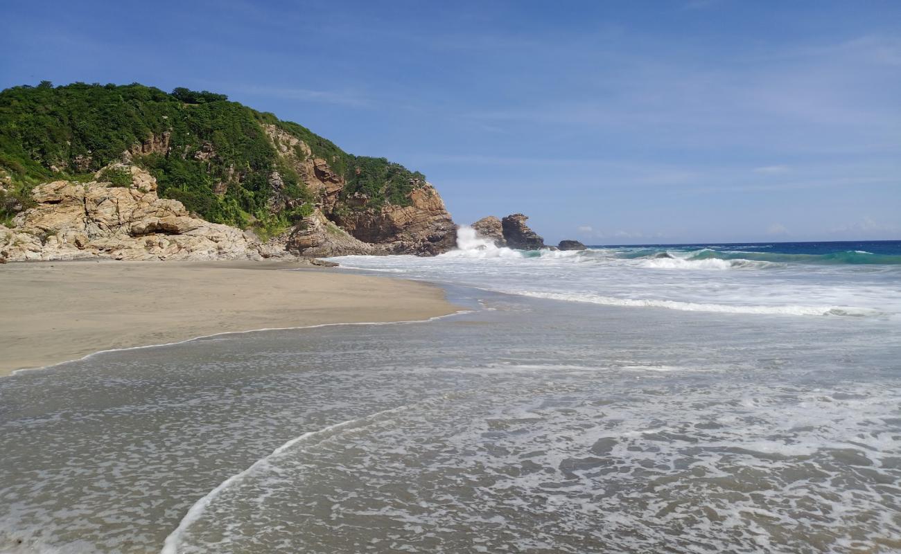 Playa La Ventanilla'in fotoğrafı gri ince kum yüzey ile