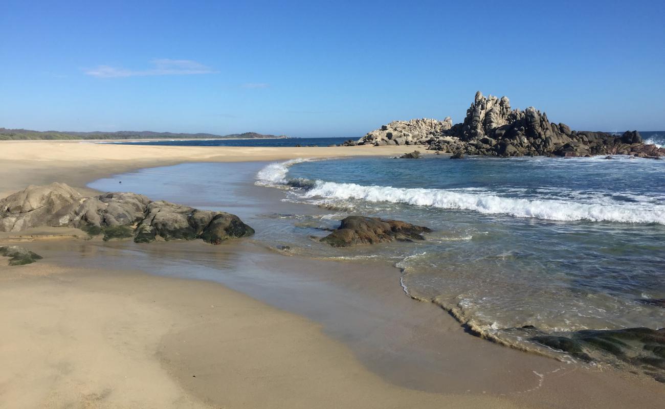 Cuatunalco beach'in fotoğrafı parlak ince kum yüzey ile