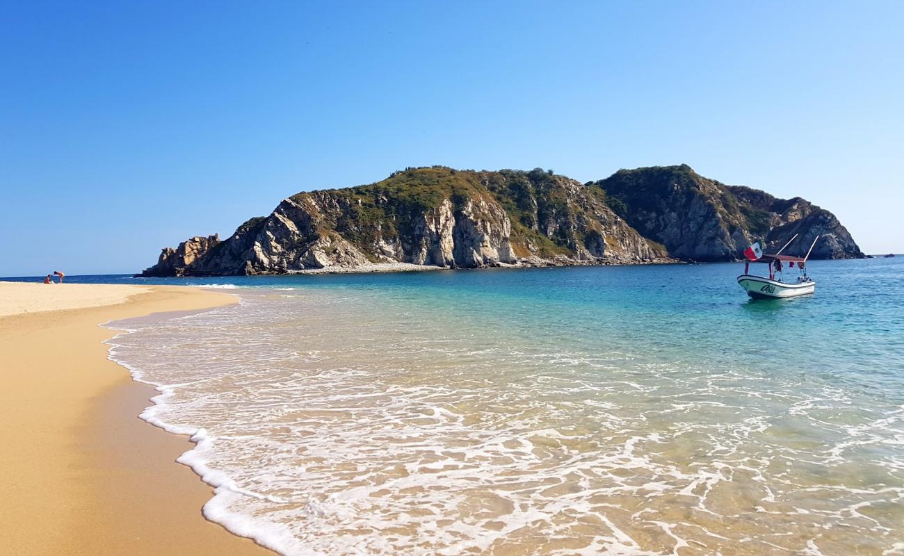 Cacaluta Plajı'in fotoğrafı küçük bej çakıl yüzey ile