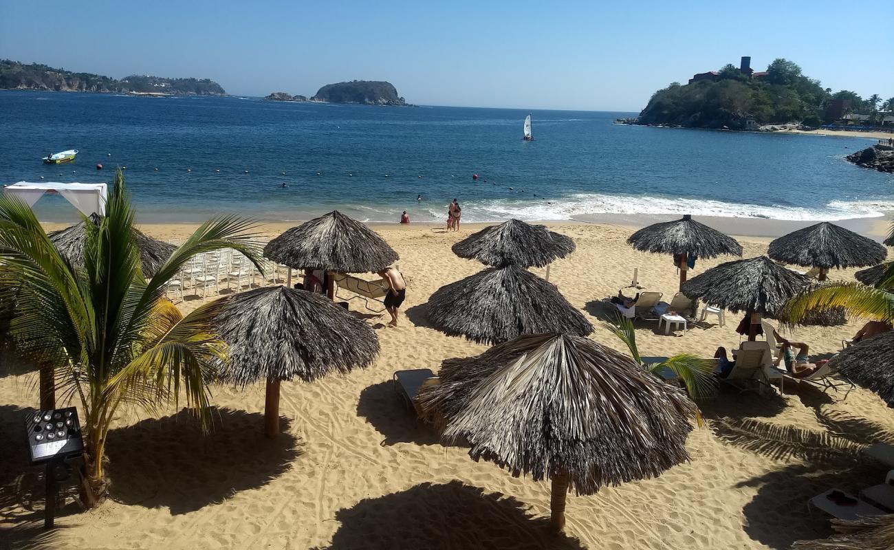 Tangolunda beach'in fotoğrafı parlak ince kum yüzey ile