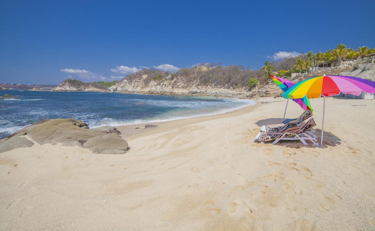 Tangolunda beach IV'in fotoğrafı parlak ince kum yüzey ile