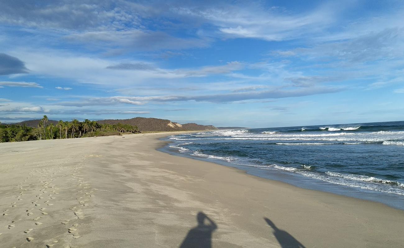 Barra de La Cruz'in fotoğrafı i̇nce bej kum yüzey ile