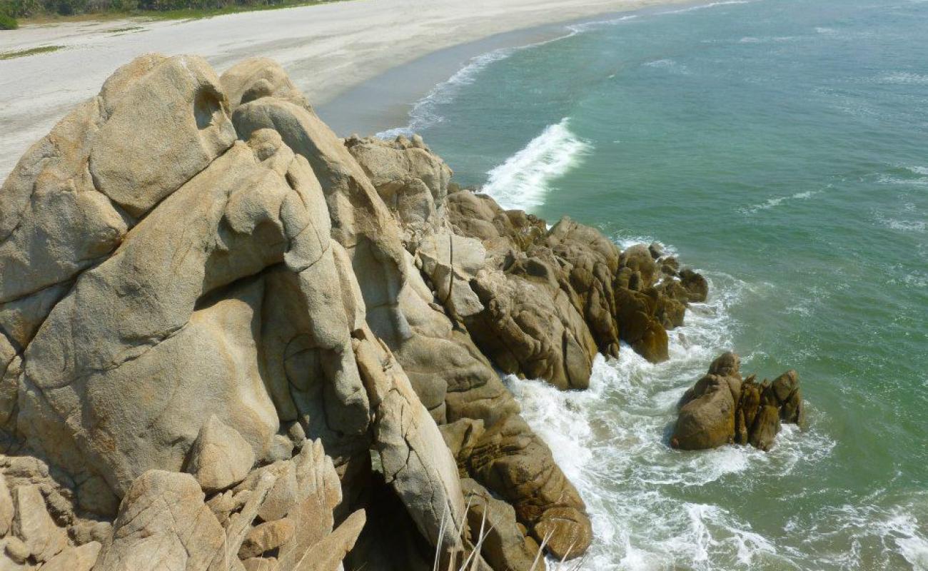 Paraiso beach'in fotoğrafı gri kum yüzey ile