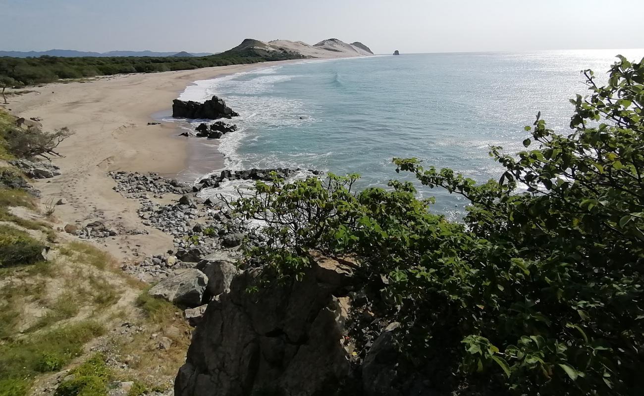 Escondida beach'in fotoğrafı gri kum yüzey ile
