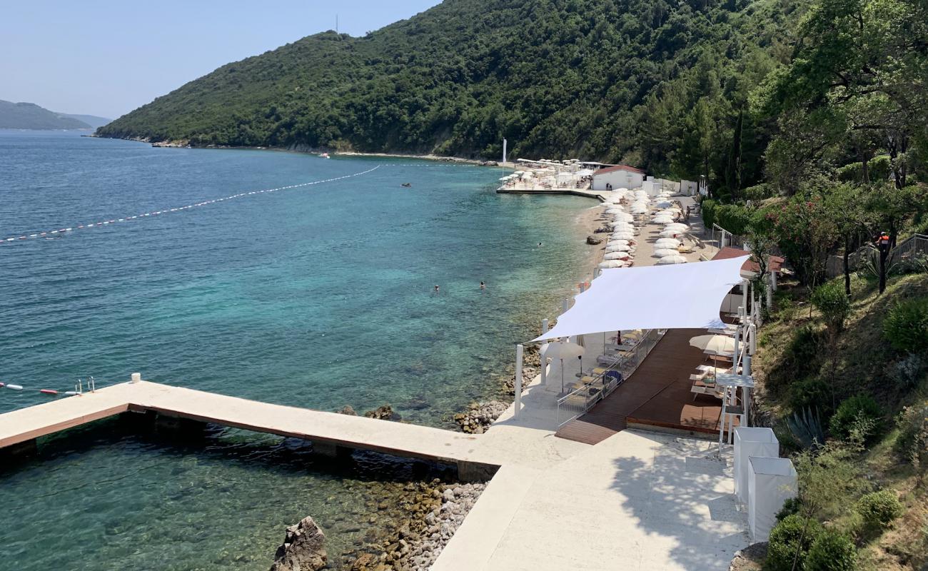 Njivice beach'in fotoğrafı gri çakıl taşı yüzey ile