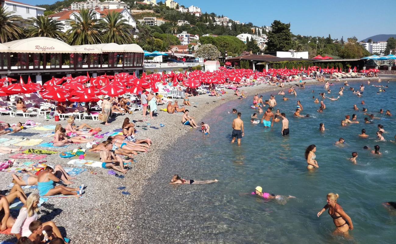 Rafaello beach'in fotoğrafı gri çakıl taşı yüzey ile