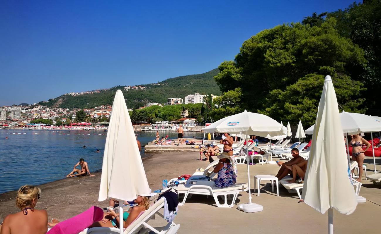 Topla beach'in fotoğrafı beton kapak yüzey ile