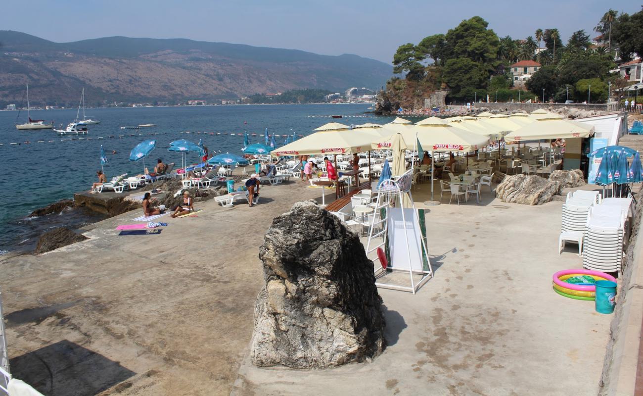 Zaba beach'in fotoğrafı beton kapak yüzey ile