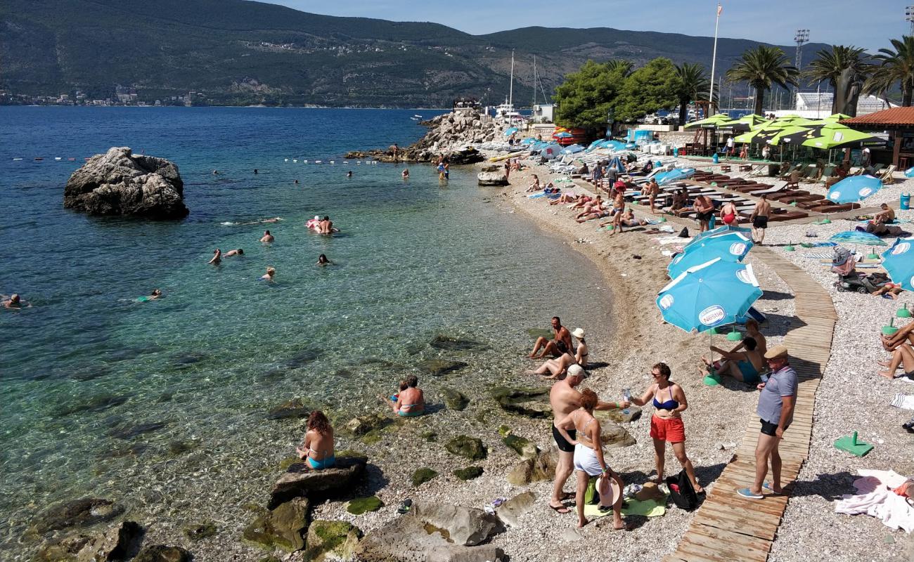 Herceg Novi beach'in fotoğrafı hafif ince çakıl taş yüzey ile