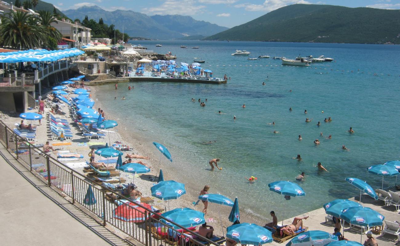 Hotel Plaza beach'in fotoğrafı gri çakıl taşı yüzey ile