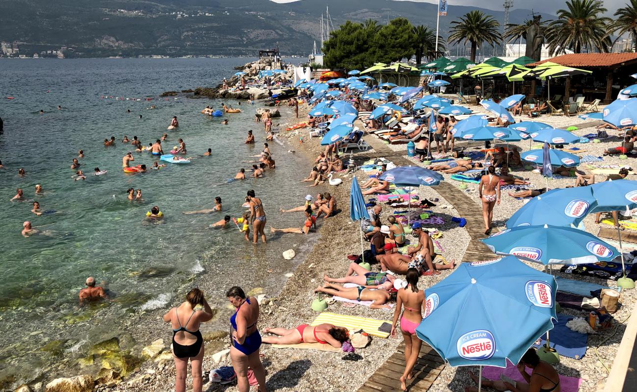 Corovica plazha'in fotoğrafı bej çakıl yüzey ile