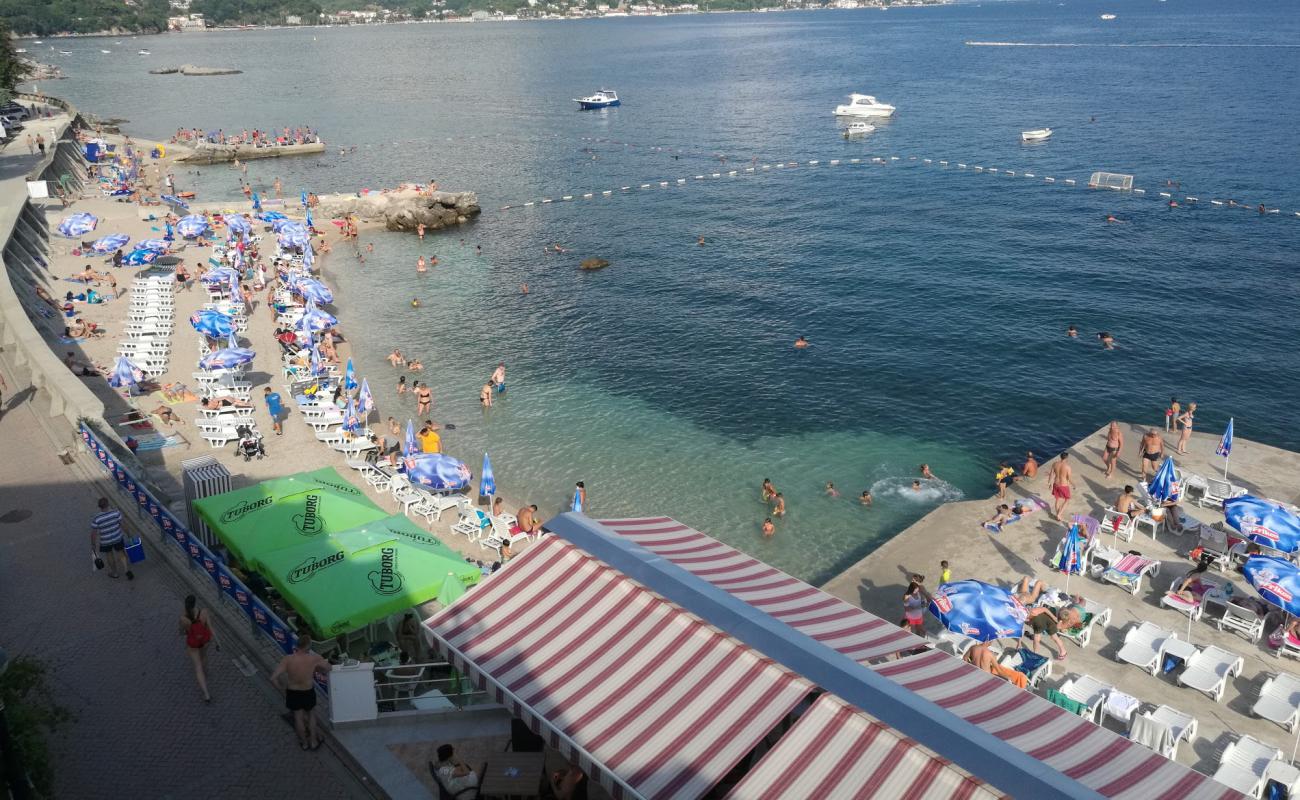 Savina beach'in fotoğrafı küçük bej çakıl yüzey ile