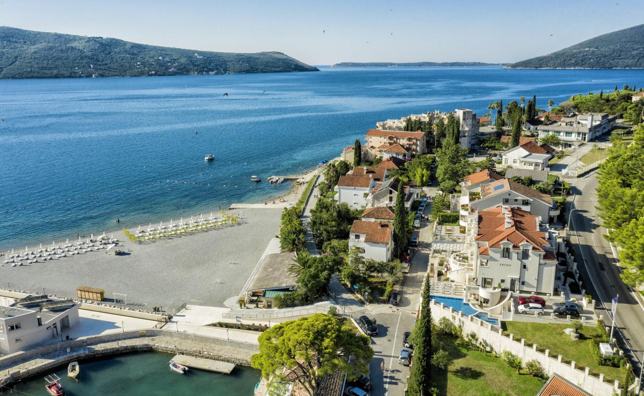 Lazure beach'in fotoğrafı küçük gri çakıllar yüzey ile