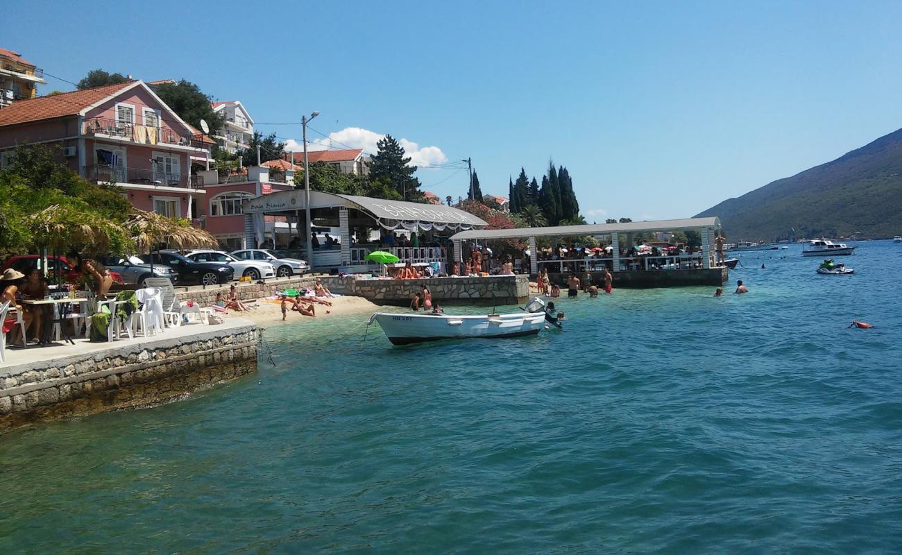 Aurora beach'in fotoğrafı gri ince çakıl taş yüzey ile