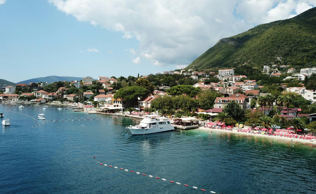 Bambi beach'in fotoğrafı küçük bej çakıl yüzey ile