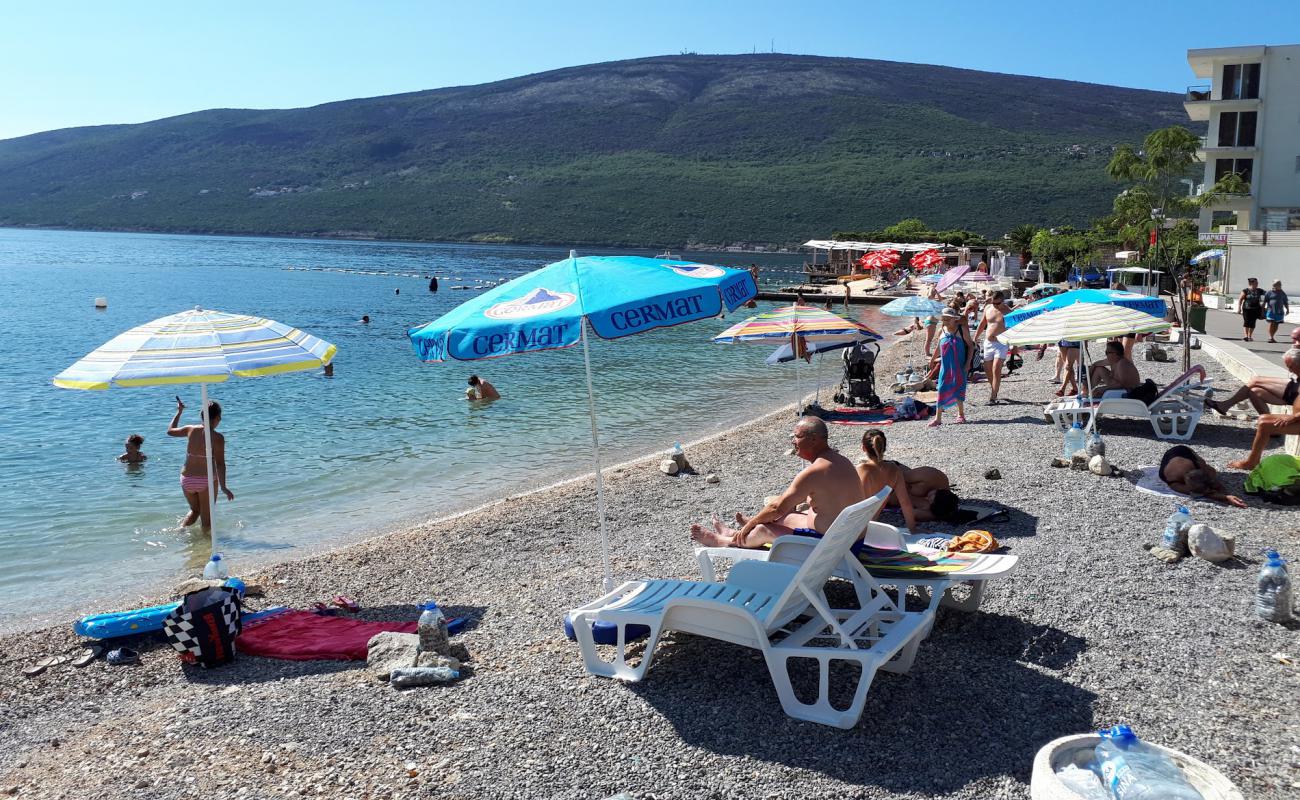 Pepilon & Colorna'in fotoğrafı hafif ince çakıl taş yüzey ile