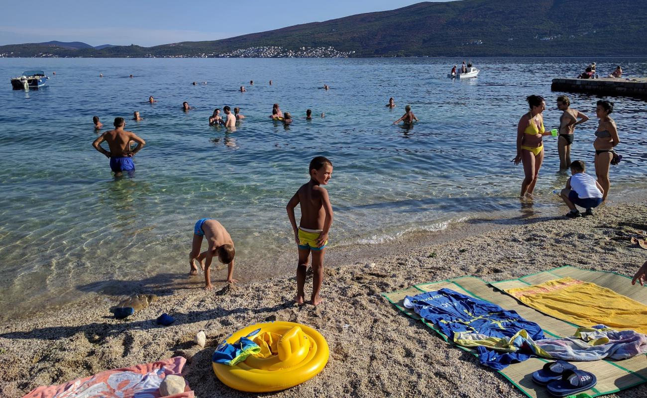 Plazha Jedro'in fotoğrafı hafif ince çakıl taş yüzey ile