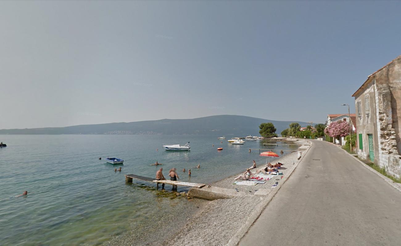 Herceg Novi beach II'in fotoğrafı turkuaz su yüzey ile