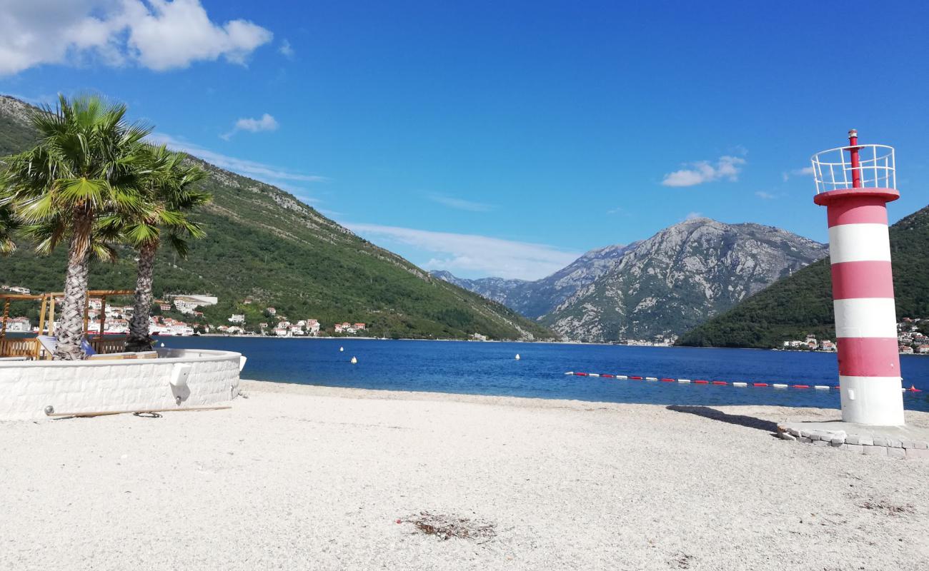 Adriatica beach'in fotoğrafı küçük bej çakıl yüzey ile