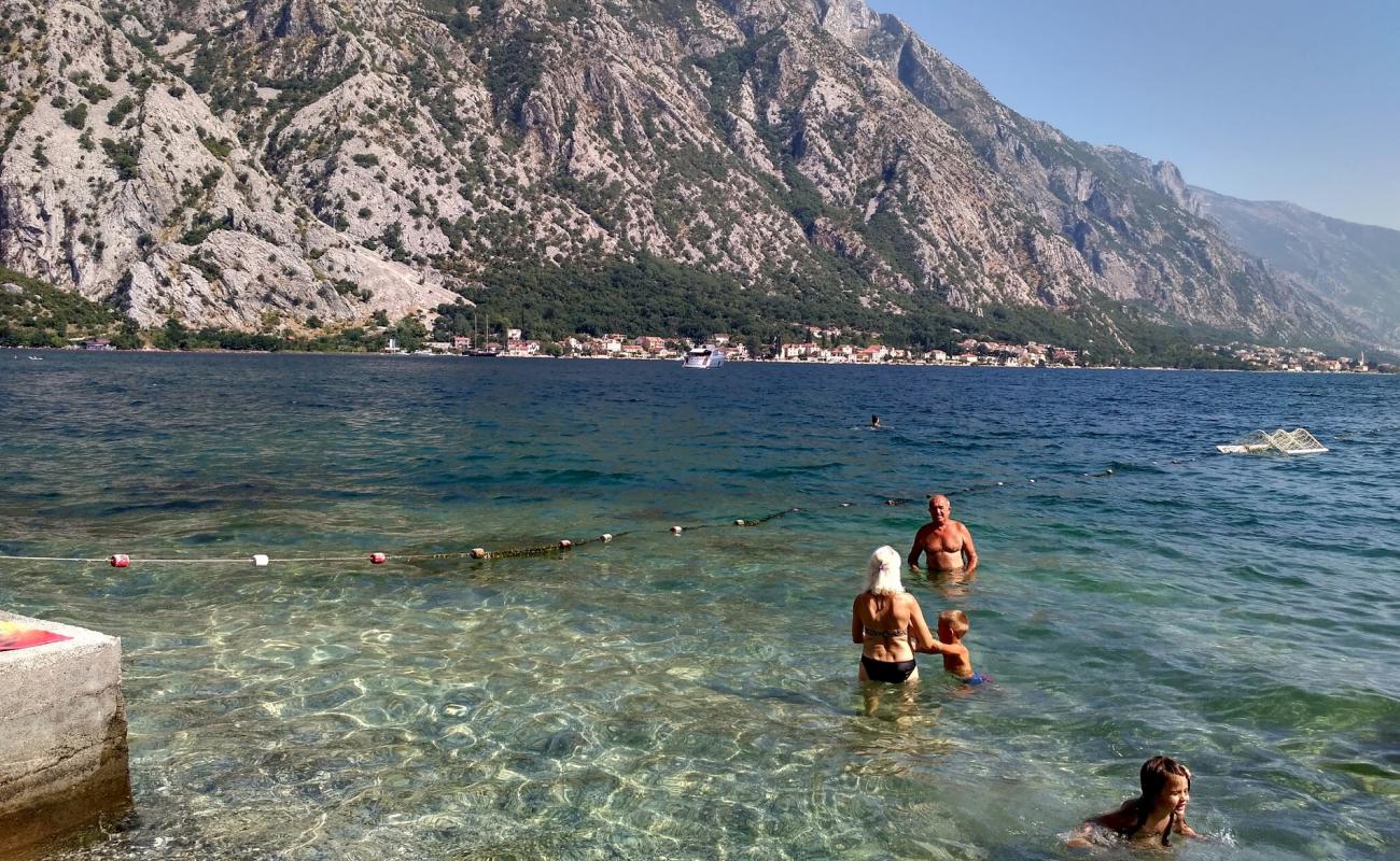Orahovac Plyazh'in fotoğrafı bej çakıl yüzey ile