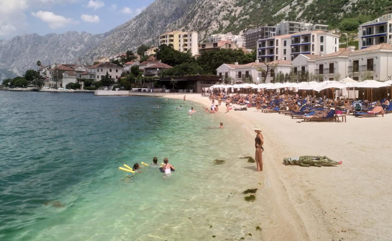 Huma Kotor Plajı'in fotoğrafı parlak kum yüzey ile