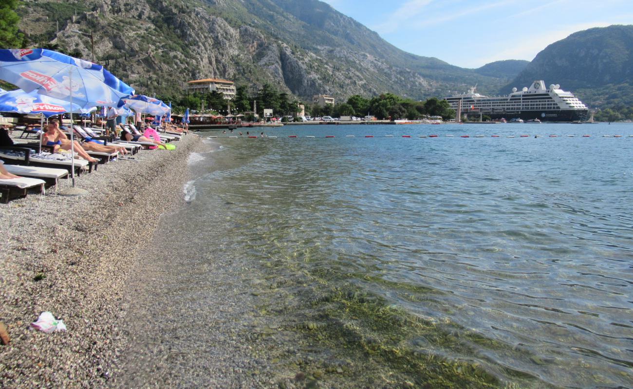 Kotor beach'in fotoğrafı hafif ince çakıl taş yüzey ile