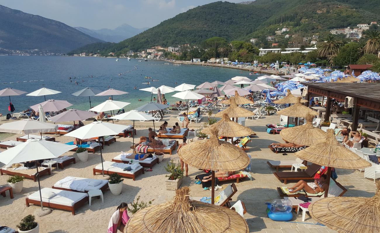 Waikiki Resort beach'in fotoğrafı küçük bej çakıl yüzey ile