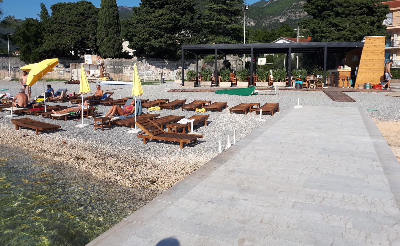 Belane beach'in fotoğrafı küçük gri çakıllar yüzey ile