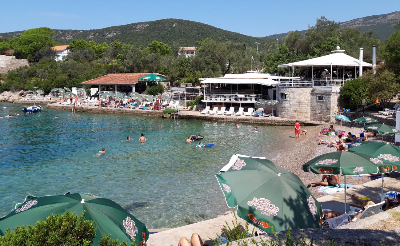 Mirishta beach'in fotoğrafı taşlar yüzey ile