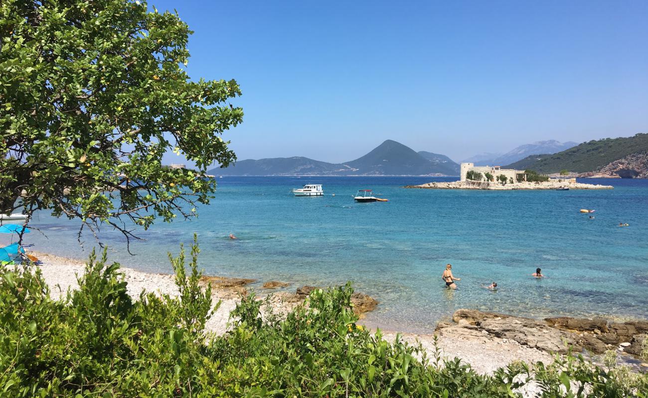 Plazha Arza'in fotoğrafı bej çakıl yüzey ile