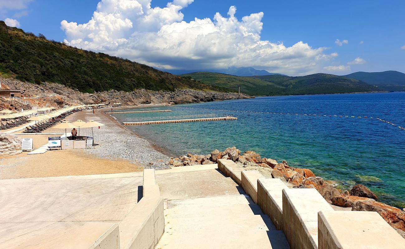 Lustica beach'in fotoğrafı hafif ince çakıl taş yüzey ile