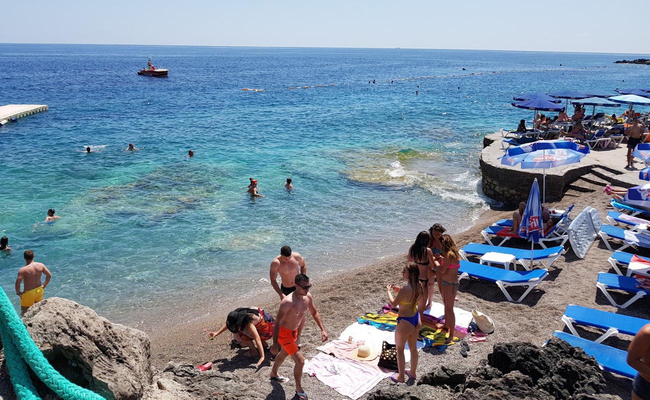 Ploce beach'in fotoğrafı beton kapak yüzey ile