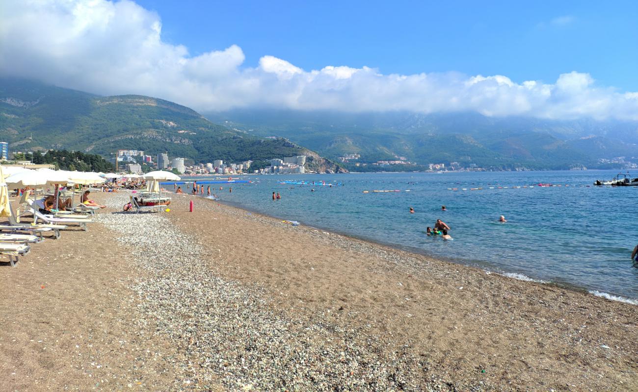 Becici Beach'in fotoğrafı gri çakıl taşı yüzey ile