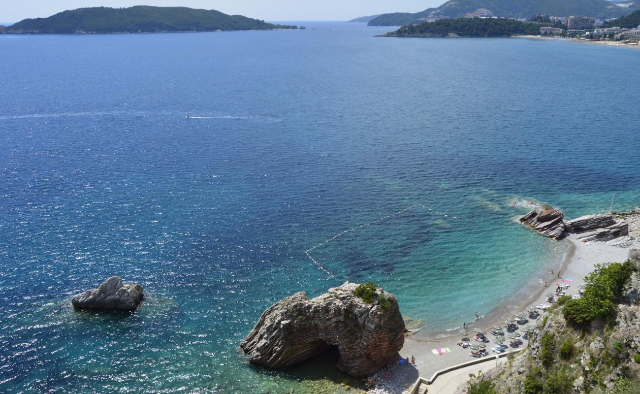 Rafailovici beach'in fotoğrafı bej çakıl yüzey ile