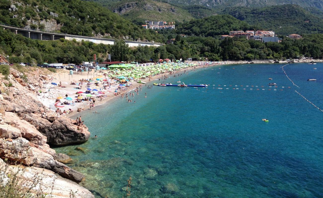 Kamenovo beach'in fotoğrafı küçük bej çakıl yüzey ile