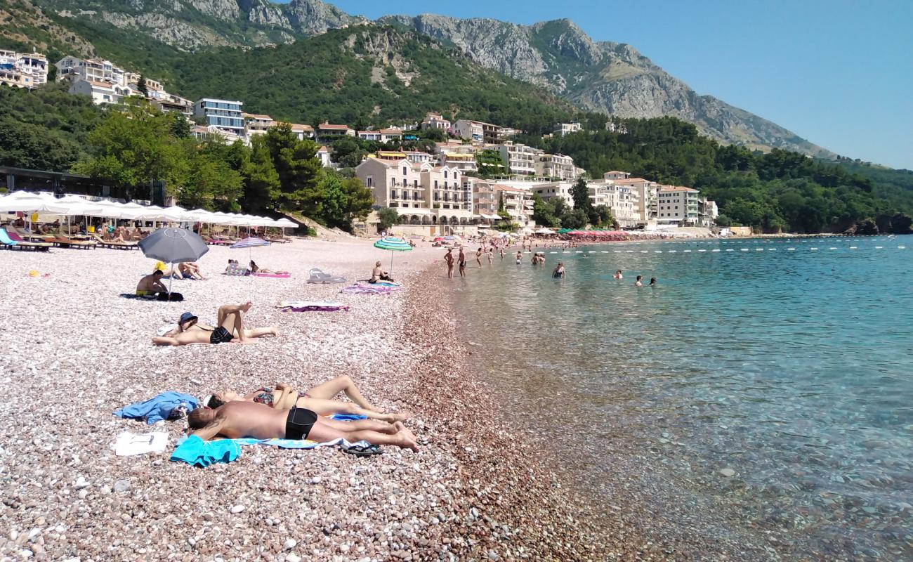 Sveti Stefan beach'in fotoğrafı küçük kahverengi çakıllar yüzey ile